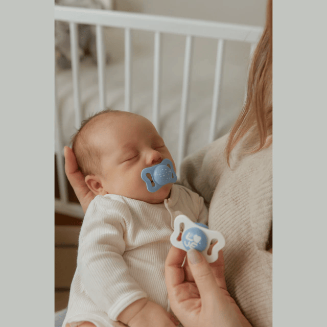 شيكو مايكرو – لهاية لتقويم الأسنان لحديثي الولادة من 0 إلى 2 شهر، تدعم تنفّس الطفل، خالية من مادة BPA، مصنوعة من السيليكون، خفيفة وصغيرة الحجم – لون أزرق (عبوة من قطعتين)